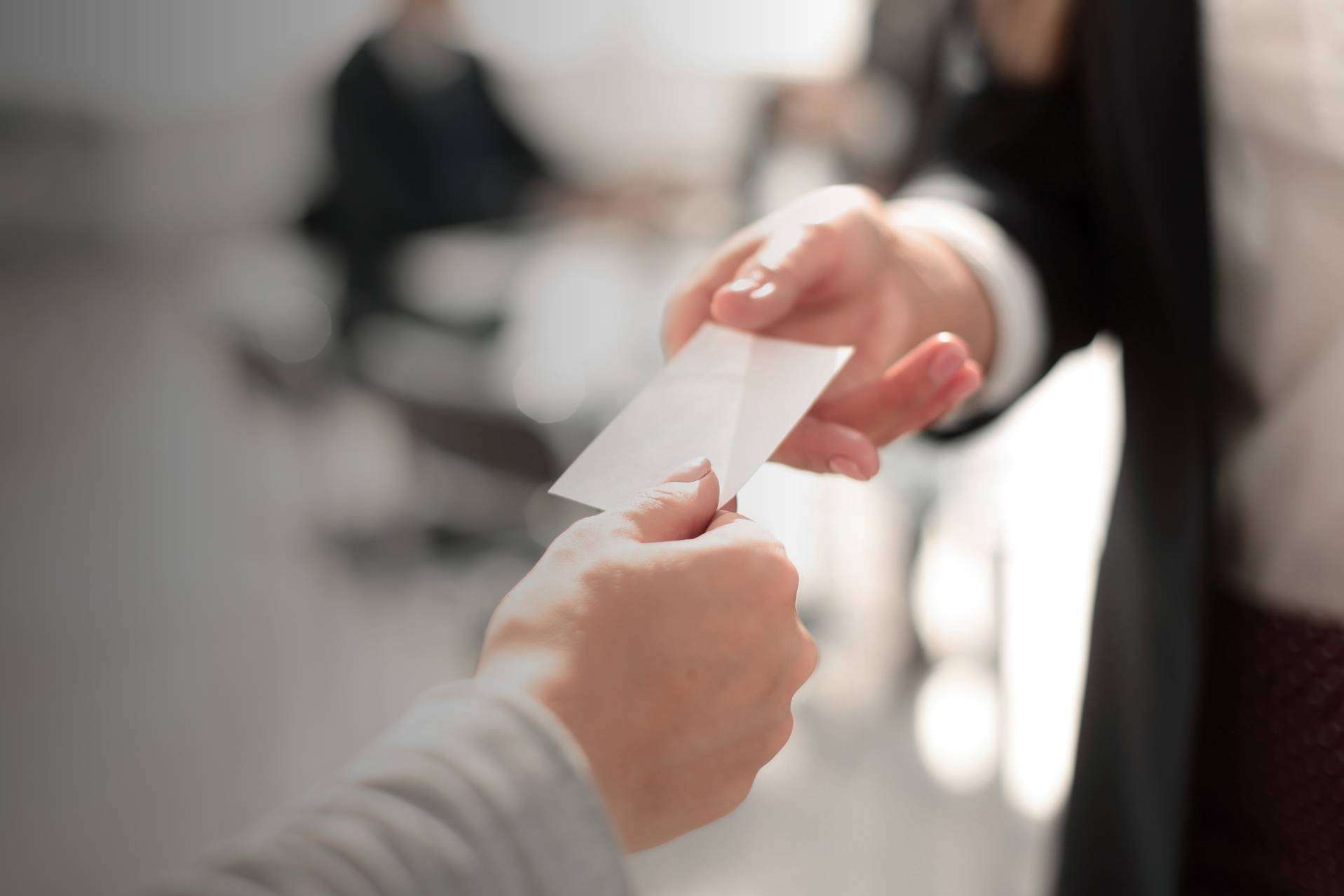 Paper business cards vs. Knowee; the present and future of professional networking